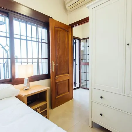Duplex With Terrace- 5bd 3bth- Center