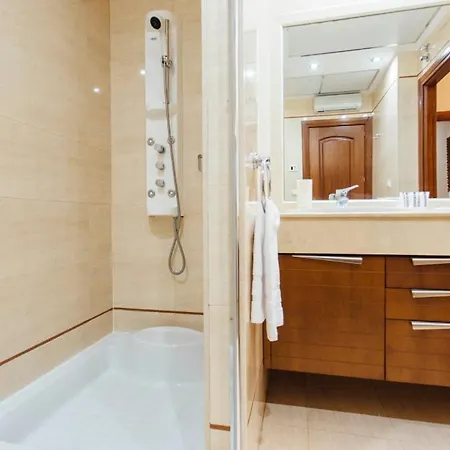 Duplex With Terrace- 5bd 3bth- Center Apartment *