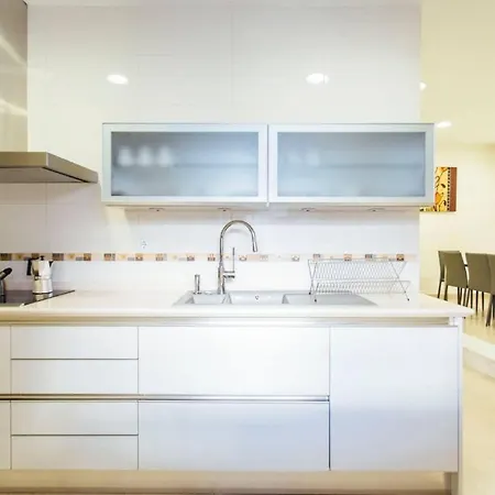 Duplex With Terrace- 5bd 3bth- Center *