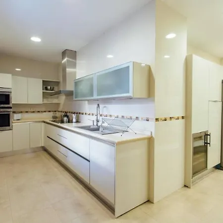 Duplex With Terrace- 5bd 3bth- Center * Seville