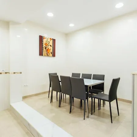 Duplex With Terrace- 5bd 3bth- Center