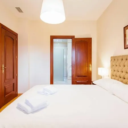 Duplex With Terrace- 5bd 3bth- Center Apartment *