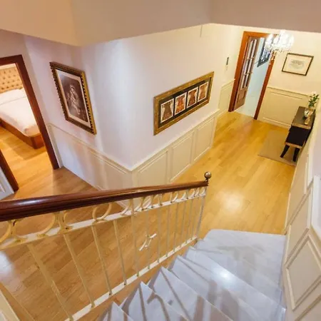 Duplex With Terrace- 5bd 3bth- Center * Siviglia