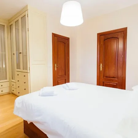 Duplex With Terrace- 5bd 3bth- Center