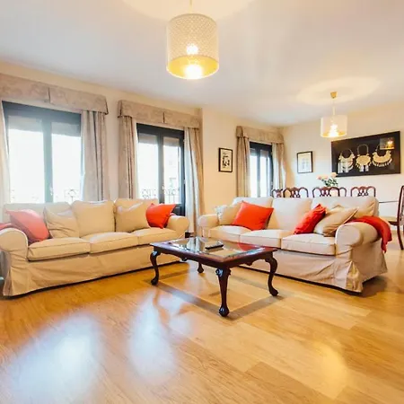 Duplex With Terrace- 5bd 3bth- Center *