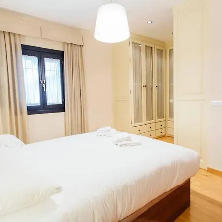 Duplex With Terrace- 5bd 3bth- Center *